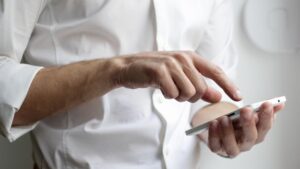 Blog Header Betrugsmaschen Mann mit Handy