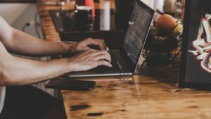 Header Blog Cybersicherheit Urlaub Mann Laptop