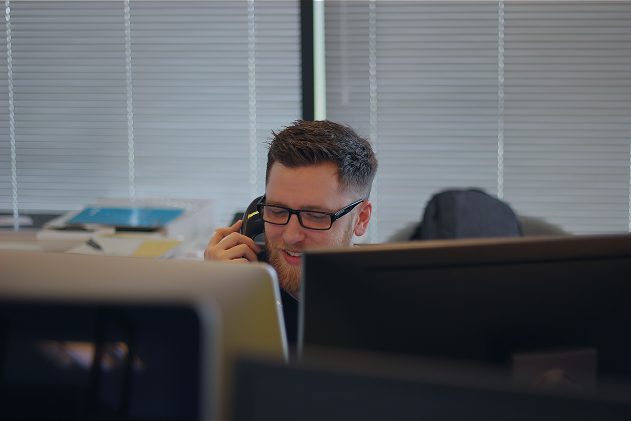 mann berät Kunden am Telefon rund um die Schaffung eines nachhaltigen Cybersichehreitskonzepts
