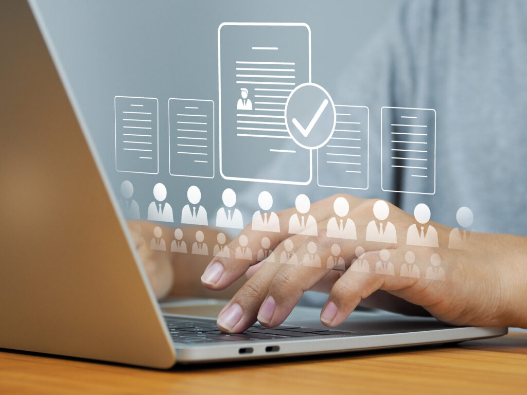 Symbolisches Icon mit einem hierarchischen Netzwerkdiagramm, Benutzerknoten und Häkchen – stellvertretend für die Überprüfung von Active-Directory-Strukturen und Berechtigungen.