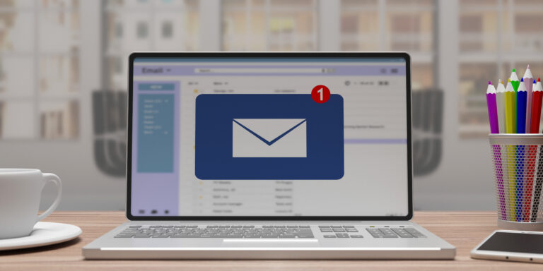 Auf einen Bildschirm erscheint eine Mail, die potenziell bösartigen Inhalt haben könnte oder durch Cyberkriminelle manipuliert worden ist.